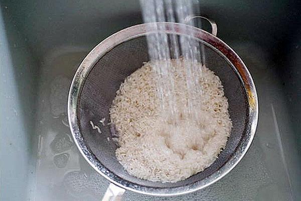 rincer et faire bouillir le riz