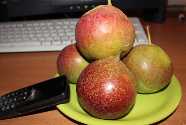 color inusual de las frutas de pera