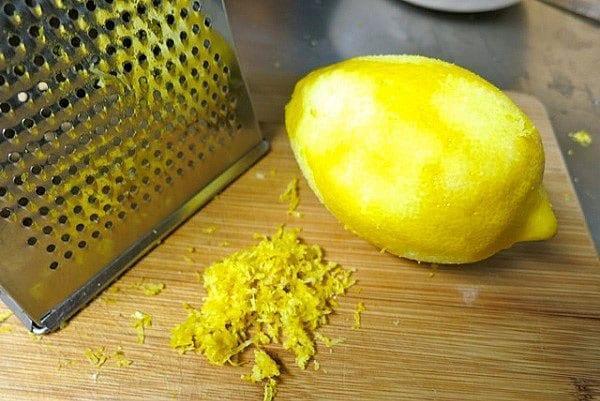 quitar la ralladura del limón