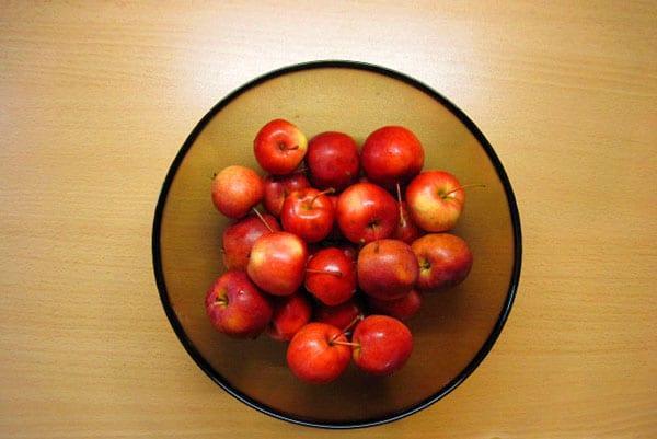 lavar y picar las manzanas