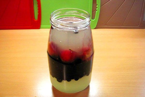vierta almíbar hirviendo sobre la fruta