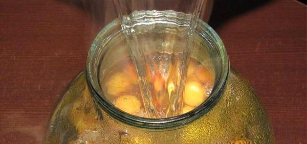 llenar un frasco de fruta con almíbar hirviendo