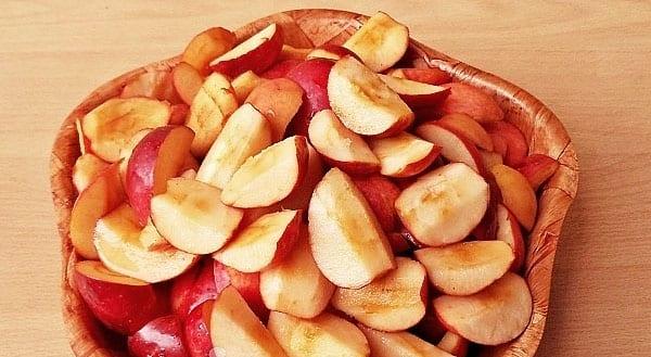 cortar las manzanas en gajos