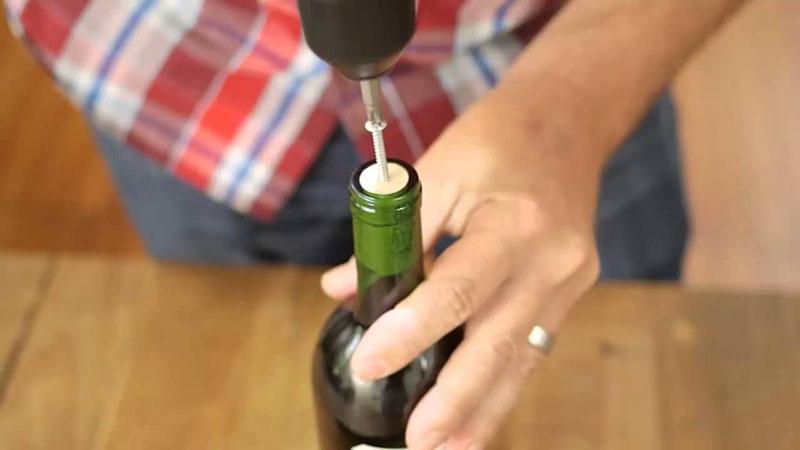 abre el vino con un taladro eléctrico