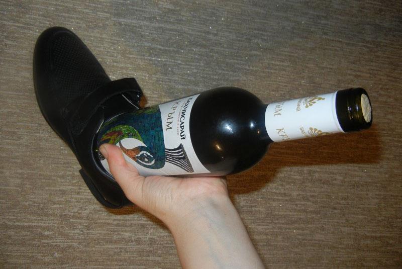 abre el vino con una bota
