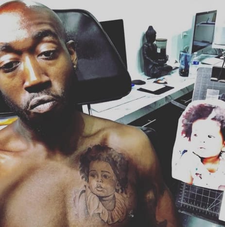 Foto: Freddie Gibbs/Instagram„Gangsta“ Freddie Gibbs ging am 12. März zu Instagram, um seine frische Tinte zu zeigen, auf der links ein detailliertes Schwarz-Grau-Porträt seiner fast zweijährigen Tochter Irie Jane Gibbs zu sehen ist Seite seiner Brust.