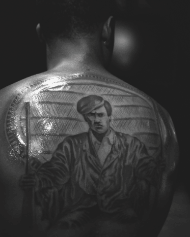 Foto: Jun ChaCha je také umělec zodpovědný za tetování velkého zadního dílu spoluzakladatele Black Panthera Dr. Huey P. Newtona na Gibbs v roce 2011.