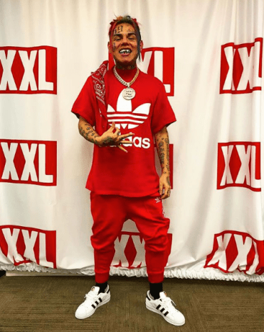 Foto přes @6ix9ine_ Jaký je váš názor na 6ix9ine? Myslíte si, že bude další velkou věcí v hudebním průmyslu? Už spálil svých 15 minut slávy? Měli bychom nahlédnout do jeho kriminální historie? Dejte nám vědět své myšlenky v sekci komentáře na Facebooku.