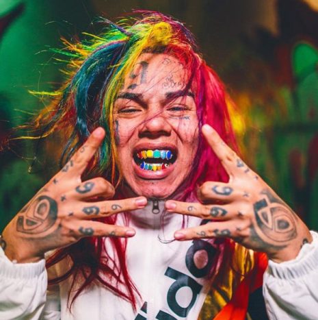 Foto via @6ix9ine_Meet Tekashi69 a.k.a. 6ix9ine, geborene Daniel Hernandez, ein 21-jähriger Rapper, der in den Rap-Charts bekannt wurde.