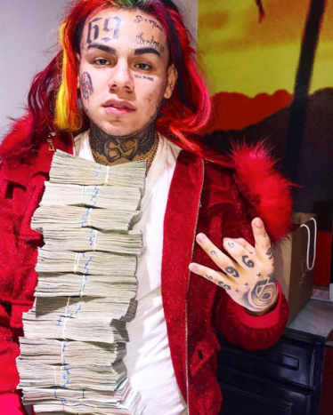 Photo via @6ix9ine_He patří do skupiny rapperů, kteří získali proslulost na SoundCloudu a spolupracovali s umělci jako Trippie Red, Fetty Wap nebo Famous Dex. Jeho písničky