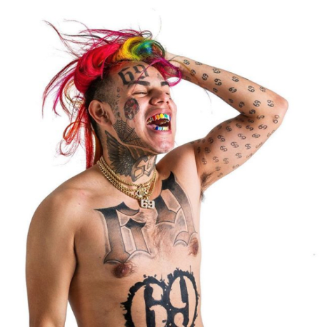 Foto přes @6ix9ine_ Stejně jako ostatní umělci ve svém žánru získal Hernandez hanbu za svou jedinečnou sbírku tetování. Ruce, tvář a hrudník si zakryl číslem 69 - což je samozřejmě jeho rapové jméno a značka. Podle Hernandeze má číslo napsané na svém těle více než 200krát!