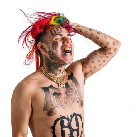 Foto via @6ix9ine_Wie andere Künstler seines Genres hat Hernandez für seine einzigartige Sammlung von Tätowierungen Berühmtheit erlangt. Er bedeckte seine Arme, sein Gesicht und seine Brust mit der Nummer 69 – das ist natürlich sein Rap-Name und seine Marke. Laut Hernandez hat er die Nummer über 200 Mal auf seinem Körper geschrieben!