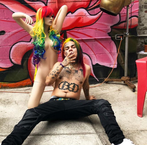 الصورة عبر @ 6ix9ine_ ومع ذلك ، على الرغم من نجاحاته ، دخل هرنانديز في بعض المشاكل الخطيرة. لقد أقر بالذنب في ثلاث تهم تتعلق بالاعتداء الجنسي على الأطفال - وتحديداً 