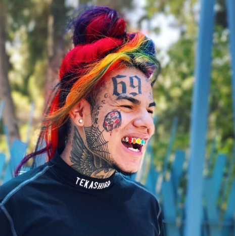 Foto via @6ix9ine_Zurück im Februar 2015, als Hernandez 18 Jahre alt war, hatte er sexuelle Handlungen und Verhaltensweisen mit einem 13-jährigen Mädchen. Damals war ihm ihr Alter nicht bewusst, aber er trägt jetzt ernsthafte Konsequenzen. Er bekannte sich zu drei Anklagen wegen Verbrechens schuldig und erhielt einen Plädoyer-Deal von 1 Jahr vorläufiger Bewährung, zwei Jahren psychosozialer Beratung, 300 Stunden gemeinnütziger Arbeit, einem Verbot der Veröffentlichung von sexuell eindeutigen oder gewalttätigen Bildern mit Frauen oder Kindern in sozialen Medien und a Verpflichtung, einen Brief an die Familie des Opfers zu schreiben. Er muss auch sein GED erhalten, sonst droht eine Gefängnisstrafe.