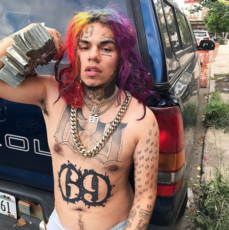 Foto přes @6ix9ine_Ačkoliv se Hernandez může zdát vynesením rozsudku nezaujatý a nadále vystupovat po celých USA, jeho „fanoušci“ oplatili umělci. Minulý víkend měl rapper během koncertu v Minnesotě na pódiu hozený kbelík ledu. Nemluvě o tom, že jeho posádka a útočníci se po show zapojili do vášnivé hádky se zprávami o střelbě ze zbraně.