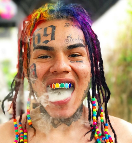 Foto via @6ix9ine_Zusätzlich hat Trippie Redd, der in der Vergangenheit mit Hernandez zusammengearbeitet hat, den Rapper öffentlich in einem Instagram-Video denunziert. In dem Video erklärte Redd, dass er