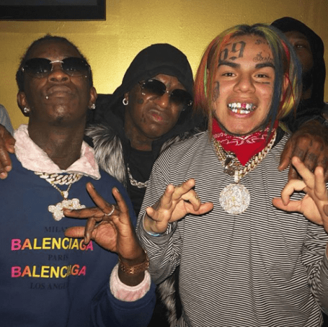 Foto přes @6ix9ine_ Navzdory všemu, s čím se Hernandez během posledních několika měsíců potýkal, se snaží svým fanouškům dokázat, že je nad hlukem. V nyní odhaleném příspěvku na Instagramu se rapper pochlubil podepsáním dohody s Birdmanovou posádkou na 15 milionů dolarů. Kromě toho také 23. února 2018 debutuje svůj první velký hudební projekt.