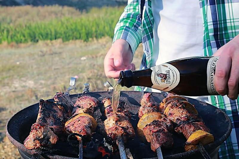 verser de la bière sur le kebab