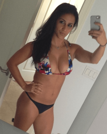 Markle hat keine Angst davor, einen zweiteiligen Bikini für ein schnelles Selfie zu rocken.