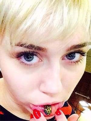 Foto: Instagram.Überraschenderweise sind Innenlippen-Tattoos nicht allzu ungewöhnlich, auch wenn sie unglaublich schmerzhaft zu sein scheinen, und indem sie die Innenseite ihrer Münder dauerhaft einfärben, reihen sich Wormley und Switzer in die Reihe unserer Lieblings-Inked-Ups ein Berühmtheiten. Miley Cyrus hat sich eine Katze auf die Lippe tätowieren lassen.