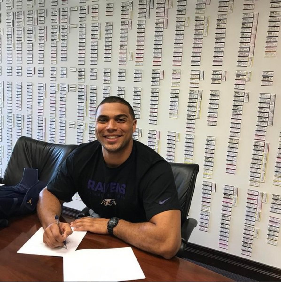 Baltimore Ravens-Neuling Chris Wormley unterschreibt seinen Vertrag. Foto: Instagram.
