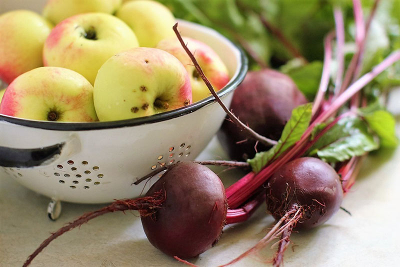 encurtidos con manzanas y remolachas