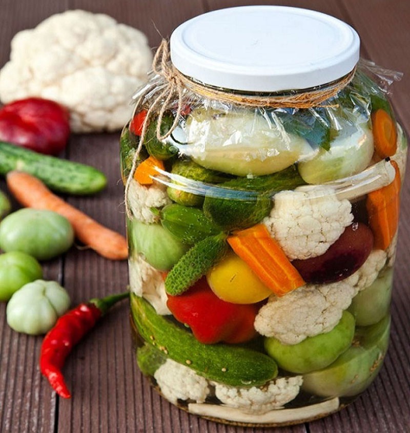 cornichons assortis dans un bocal