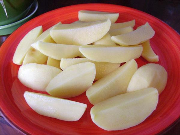 éplucher et couper les pommes de terre