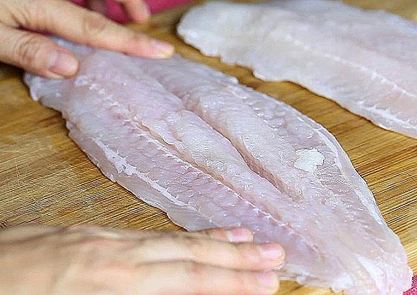 éplucher et hacher les filets de poisson
