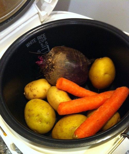 hervir verduras en una olla de cocción lenta