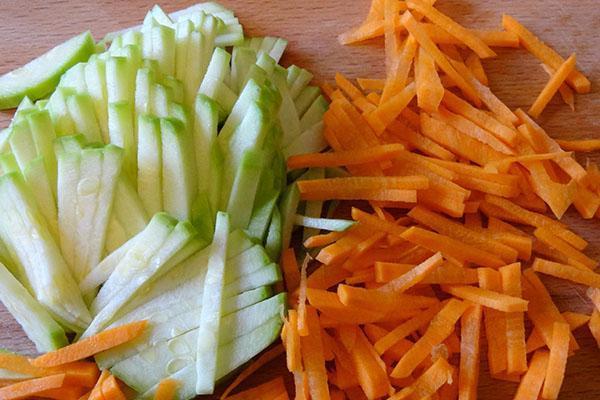 picar finamente el calabacín y las zanahorias