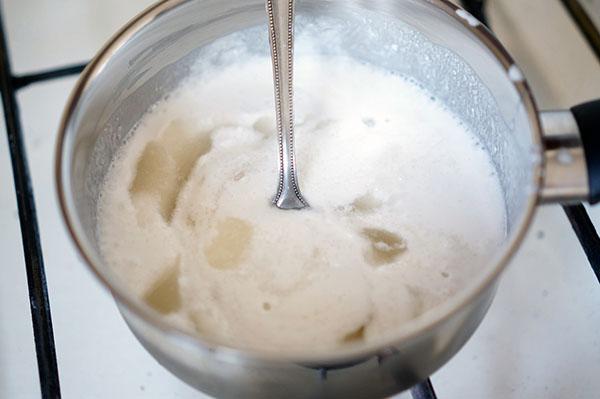 hervir caldo de pescado y leche de coco