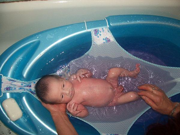 baigner un nouveau-né dans un hamac