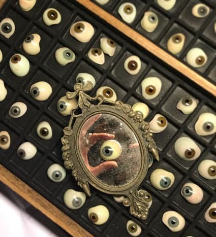 Eine feine Sammlung von Vintage-Glasaugen in medizinischer Qualität von Oddball Oddity!