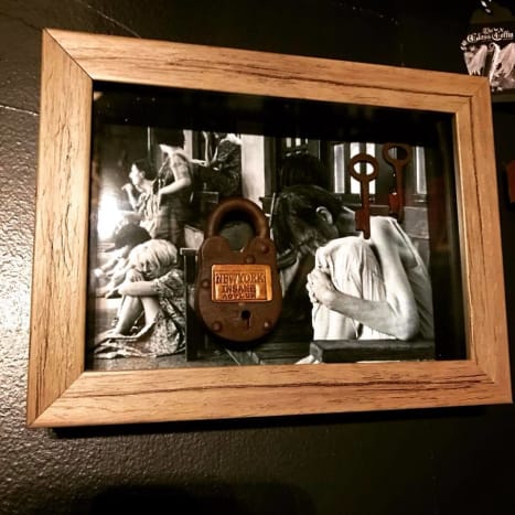 Eine Hommage an den Wahnsinn des 19. Jahrhunderts von The Glass Coffin aus Austin, Texas. DU BIST