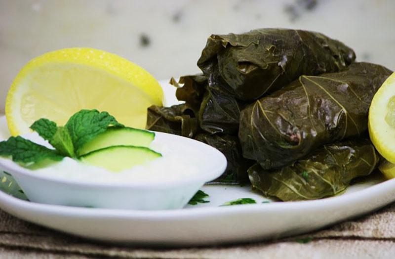 Recette azerbaïdjanaise de dolma en feuilles de vigne