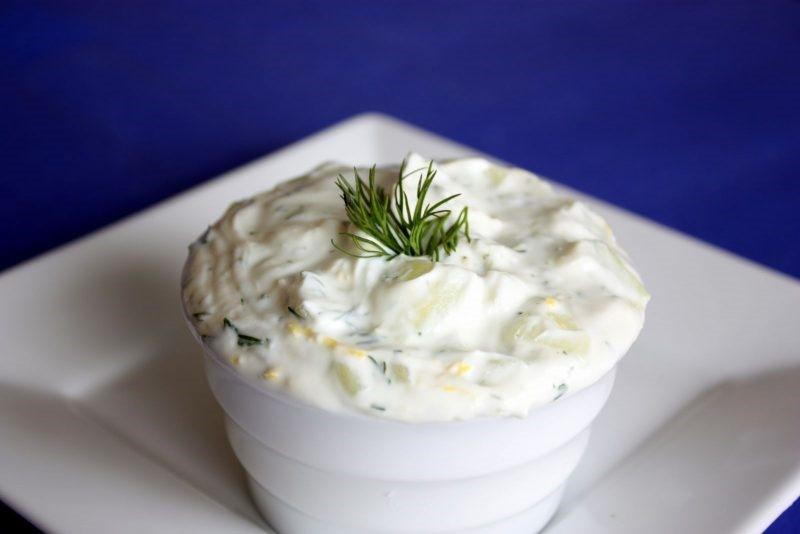 salsa con crema agria y pepino