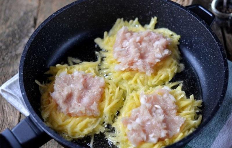 freír tortitas con carne picada