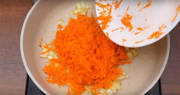 faire revenir les oignons et les carottes