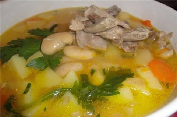 soupe de haricots avec de la viande