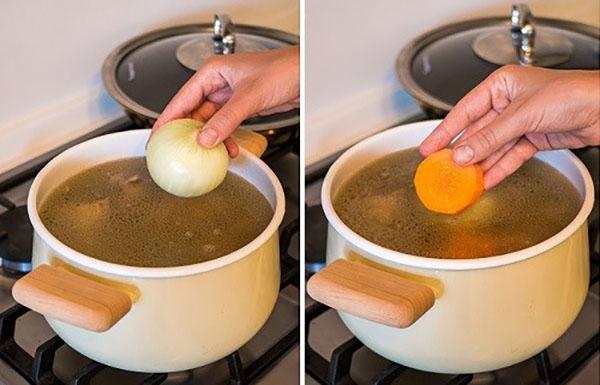 ajouter les carottes et les oignons au bouillon