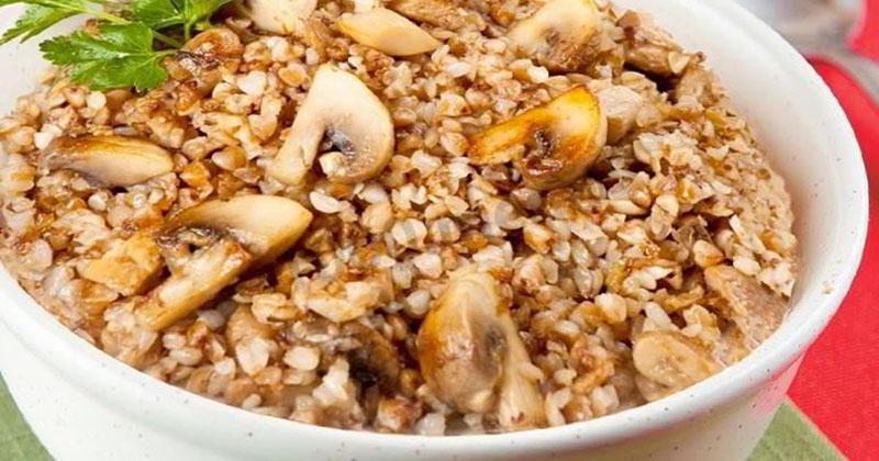 receta de trigo sarraceno con champiñones en una olla de cocción lenta