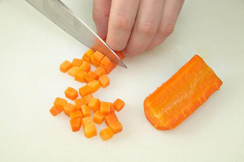 picar zanahorias peladas