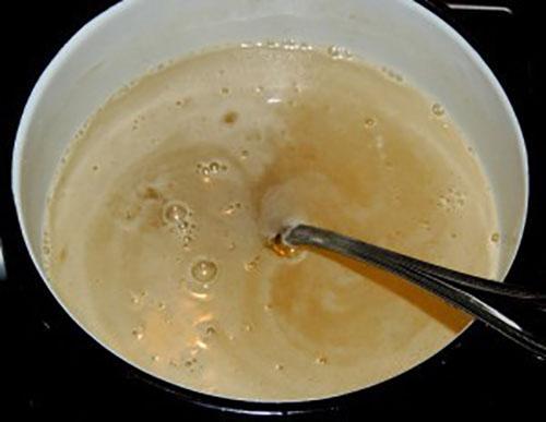 faire bouillir le sucre et le sirop de miel