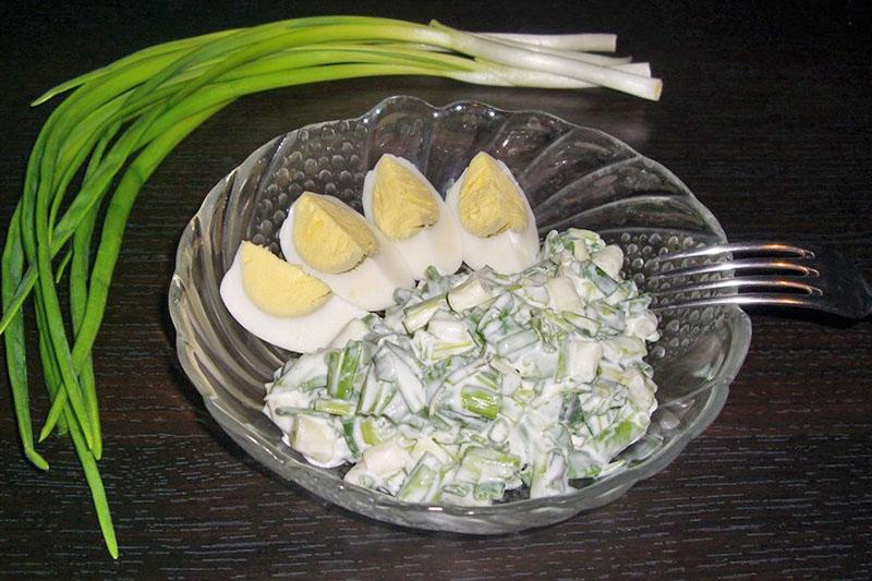 salade d'oignons verts et d'oeufs