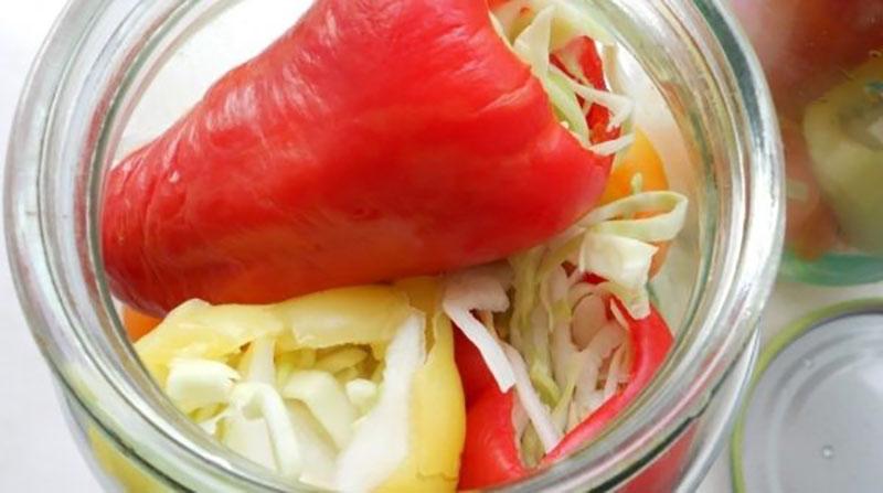 llenar los frascos con pimientos rellenos