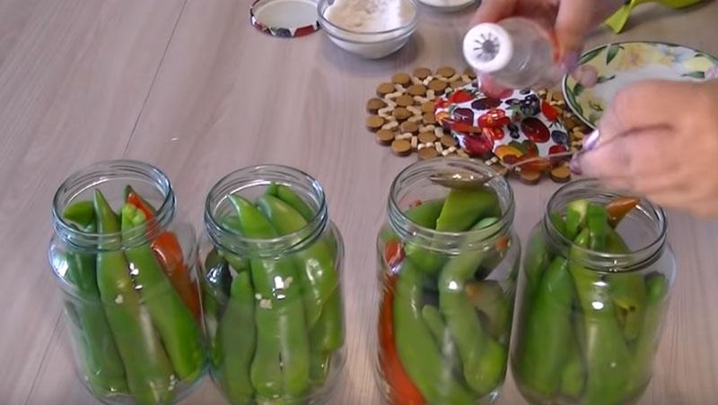 llenar los frascos con pimienta