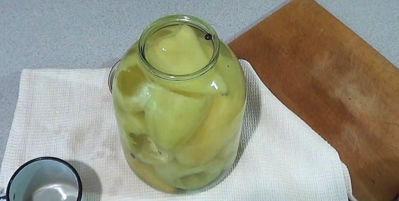 poner pimienta en un frasco y verter salmuera