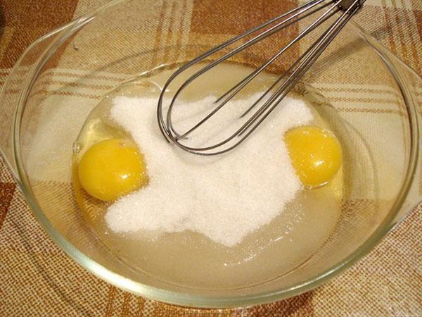 moler huevos con azúcar