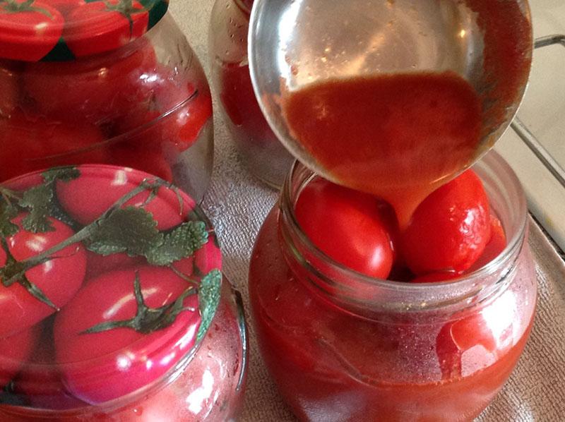 verser les tomates avec le jus de tomate